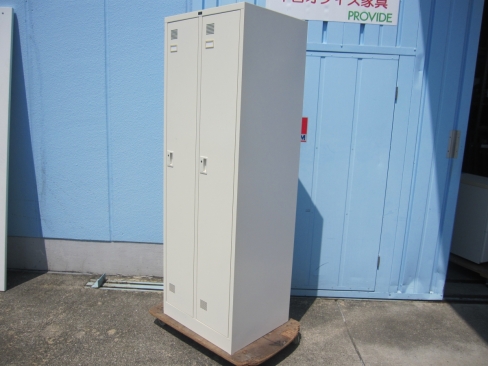 2人用ロッカー　ホワイト　鍵あり　608ｘ515ｘ1790　ウチダ製　前面多少日焼けあり
