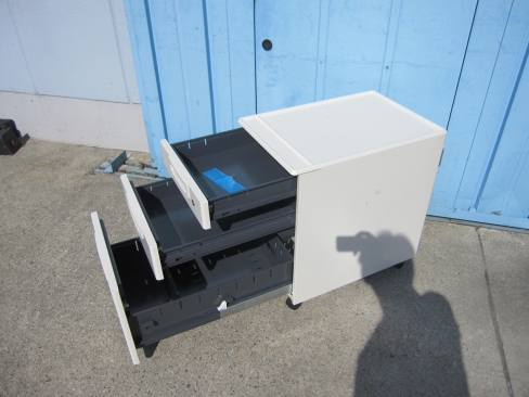 3段ワゴン　ホワイト　鍵あり　プラス製　