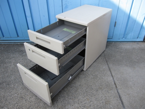 3段ワゴン　鍵あり　ニューグレー　コクヨ製MX　400ｘ600ｘ610