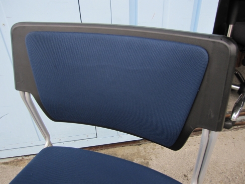 特価！　会議用チェア　破れ・ほつれ多め　ネイビー　イトーキ製エレックチェア　スタッキングチェア　KLC-620GBZ5T1B2