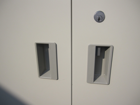 両開き書庫　鍵あり　ニューグレー　コクヨ製　880ｘ380ｘ1790