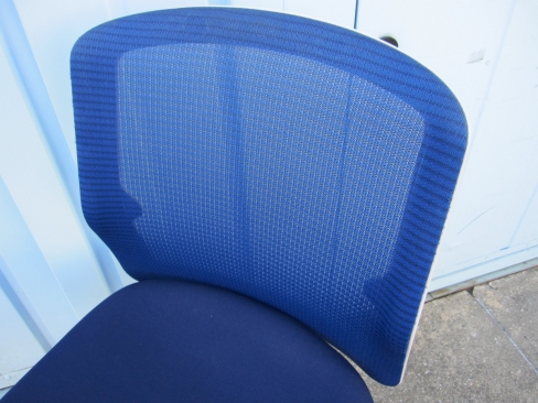 事務イス　ブルー　ウチダ製エニーザチェア　肘なし　メッシュ　ローバック