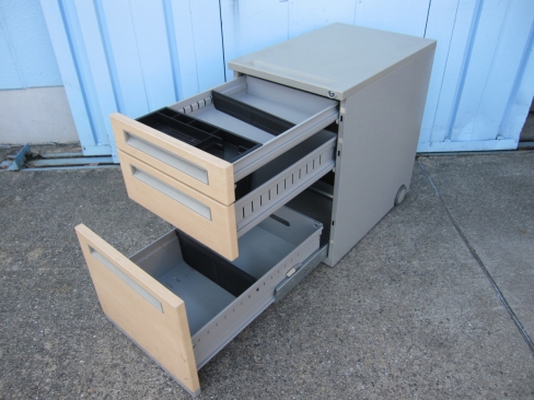 3段ワゴン　鍵あり　木目　ウチダ製　400ｘ600ｘ610