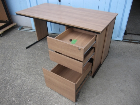 事務机　鍵あり　1200ｘ700ｘ700　木目　片袖デスク