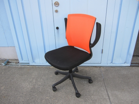 事務イス　オレンジ　肘あり　メッシュ