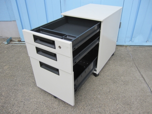 3段ワゴン　ホワイト　鍵あり　プラス製　400ｘ580ｘ605