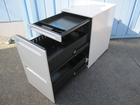 ３段ワゴン　ホワイト　鍵あり　オカムラ製プロユニット　390ｘ580ｘ650