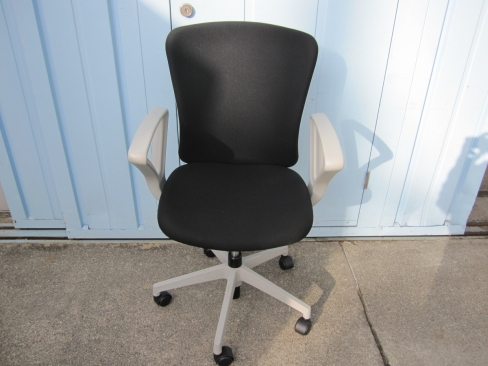 事務イス　肘あり　ブラック　イナバ製バルチェ