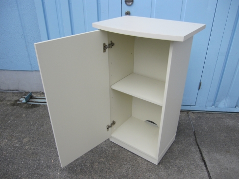 受付カウンター　ホワイト　600ｘ450ｘ1010　天板角傷あり