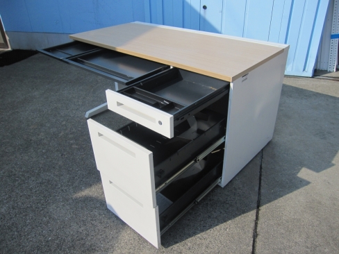 事務机　片袖デスク　鍵あり　天板チーク/ホワイト　1400ｘ700ｘ720　イトーキ製ＣＺＲ