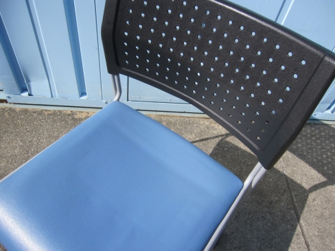 会議用チェア　ブルー　ビニールレザー　アイリスチトセ製