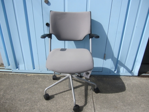 事務イス　ライトグレー　肘あり　イトーキ製