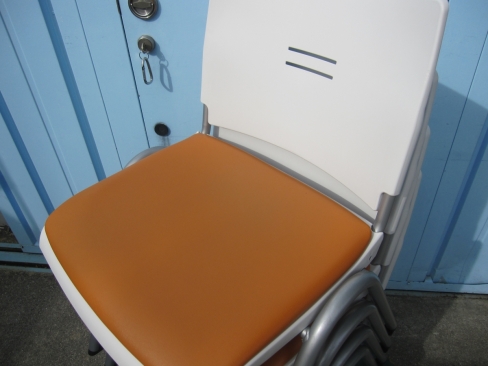 特価！　会議用チェア４台セット　オレンジ　スタッキングチェア　ナイキ製