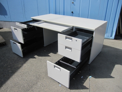 特価！　事務机　両袖デスク　鍵無し　ホワイト　1600ｘ715ｘ700　多少サビあり