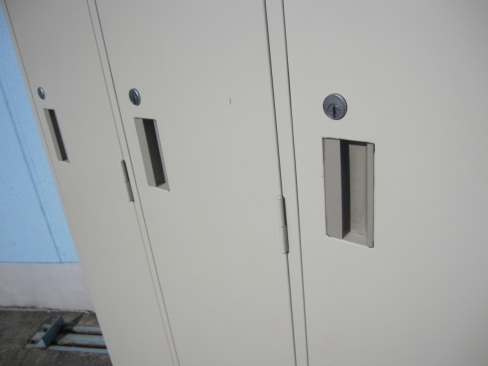 3人用ロッカー　鍵あり　ニューグレー　900ｘ515ｘ1790　コクヨ製