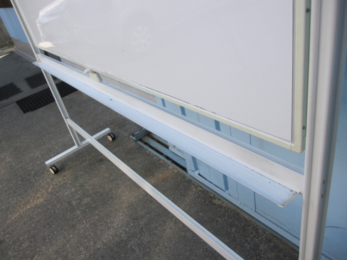 両面脚付ホワイトボード　Ｗ１８００　1900ｘ1800　支柱上部キャップなし　日焼け・傷あり