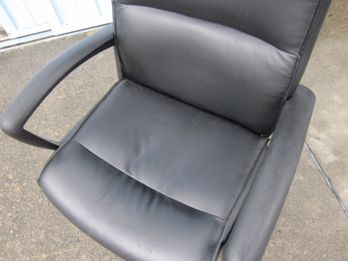 特価！　役員チェア　ビニールレザー　ブラック　肘あり　擦れあり