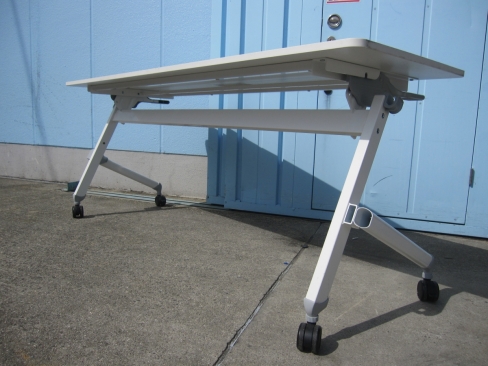 スタックテーブル　ホワイト　1800ｘ600ｘ720　脚のキャップなし　会議テーブル