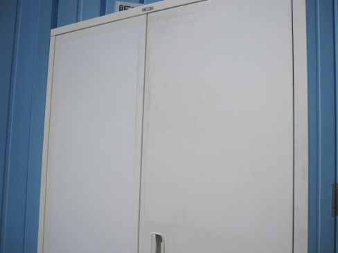 両開き書庫　ホワイト　鍵あり　日焼け跡あり　900ｘ400ｘ1850
