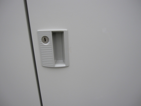 3人用ロッカー　鍵あり　ニューグレー　オカムラ製　900ｘ515ｘ1790