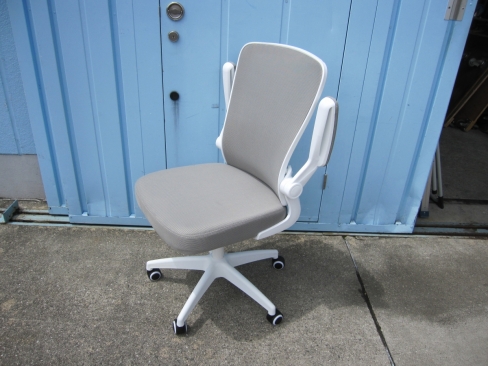 事務イス　肘あり　ライトグレー