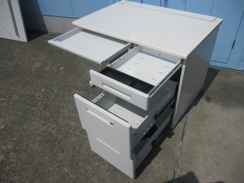 事務机　片袖デスク　1000ｘ700ｘ720　鍵あり　ホワイト　多少日焼けあり　コクヨ製