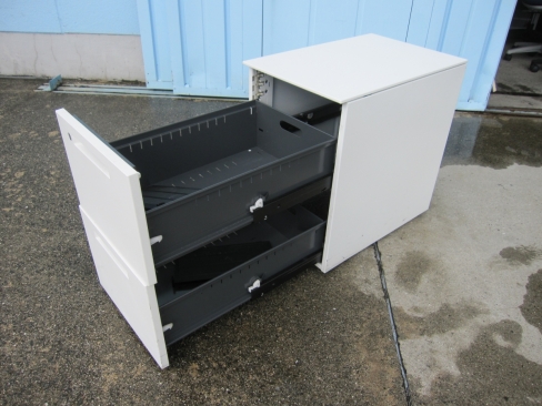 ２段ワゴン　ホワイト　鍵あり　コクヨ製iS　395ｘ600ｘ595
