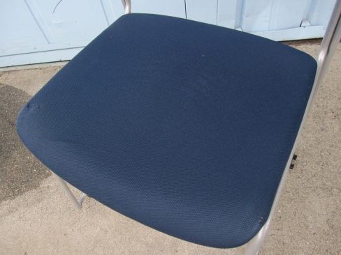 特価！　会議用チェア　破れ・ほつれ多め　ネイビー　イトーキ製エレックチェア　スタッキングチェア　KLC-620GBZ5T1B2