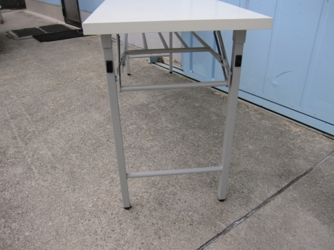 折り畳みテーブル　ホワイト　1800ｘ450ｘ700
