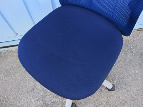 事務イス　ブルー　ウチダ製エニーザチェア　肘なし　メッシュ　ローバック