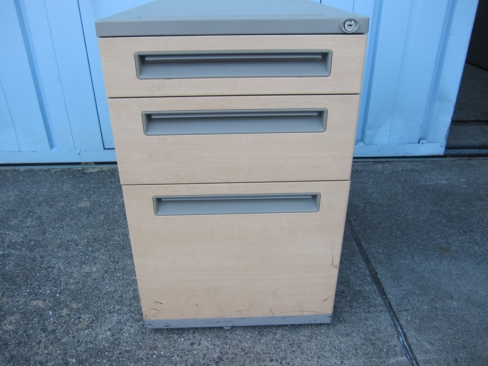 3段ワゴン　鍵あり　木目　ウチダ製　400ｘ600ｘ610