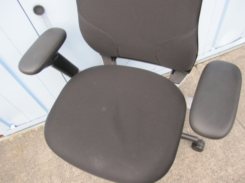 特価！　事務イス　肘あり　ブラック　プラス製Beチェア　KD-MA61SL BK