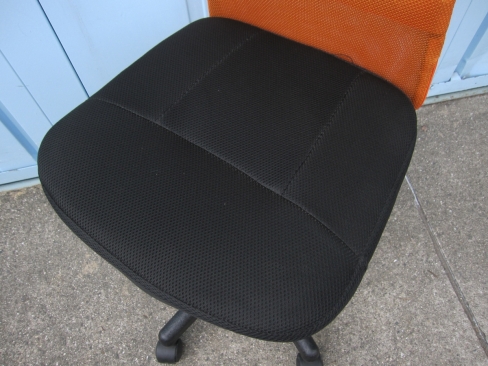 メッシュチェア　オレンジ　肘なし