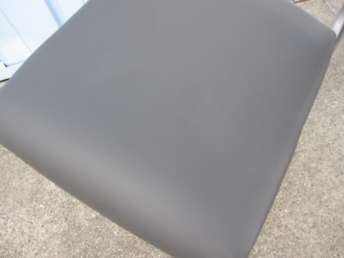 会議用チェア　グレー　スタッキングチェア　座面：ビニールレザー