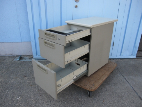 3段脇机　鍵あり　ニューグレー　プラス製　400ｘ700ｘ700