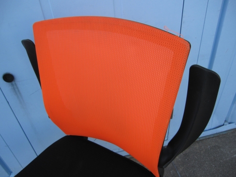 事務イス　オレンジ　肘あり　メッシュ