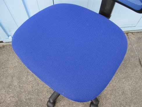 事務イス　ブルー　メッシュ　ローバック