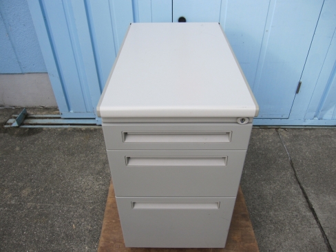 ３段脇机　ニューグレー　鍵あり　400ｘ700ｘ700　ウチダ製フィード