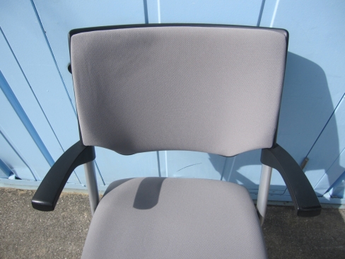 事務イス　ライトグレー　肘あり　イトーキ製