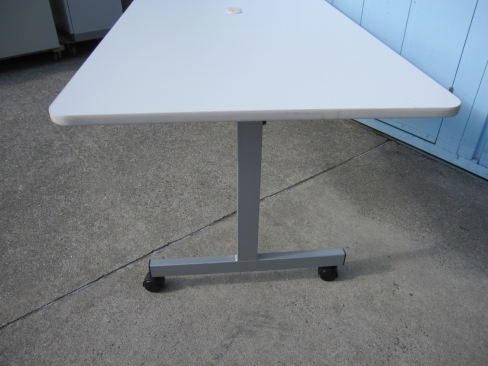 特価！　会議テーブル　1800ｘ800ｘ700　ホワイト　配線穴あり　キャスター付き　スタックテーブル