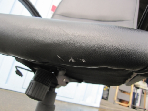 特価！　役員チェア　ビニールレザー　ブラック　肘あり　擦れあり