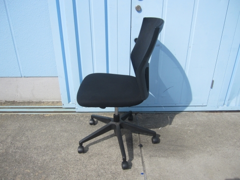 事務イス　ブラック　イトーキ製サリダチェア