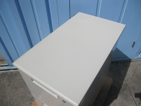 ２段脇机　鍵あり　ニューグレー　400ｘ700ｘ700　プラス製　扉へこみあり