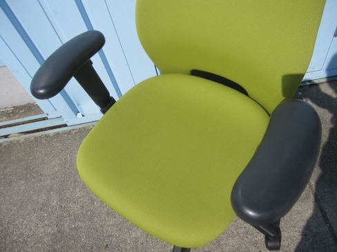 事務イス　肘あり　ライトグリーン　ウチダ製シエルト　ハンガー付き