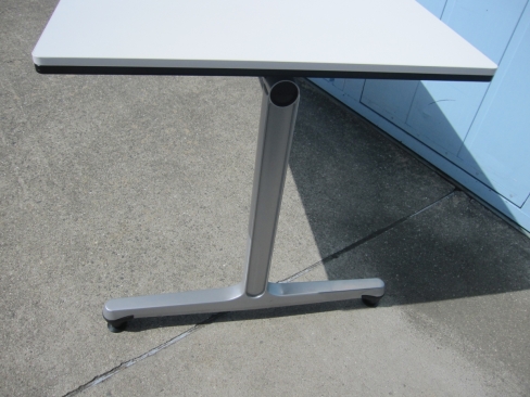 会議テーブル　Ｔ字脚　ホワイト　1500ｘ750ｘ720　オカムラ製