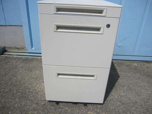 ３段ワゴン　ホワイト　鍵あり　生興製　400ｘ580ｘ650