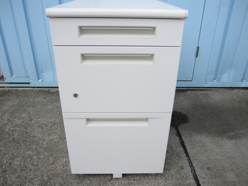 3段脇机　ホワイト　鍵あり　イナバ製　400ｘ700ｘ700