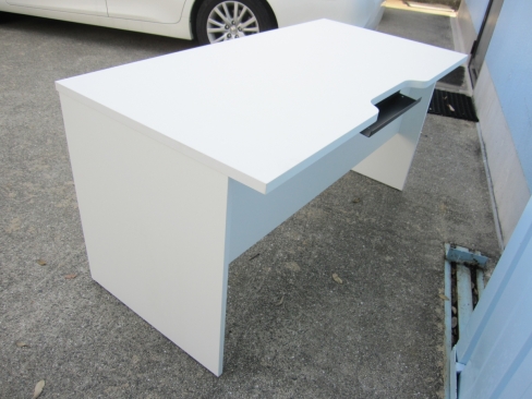 未使用品　事務机　ホワイト　1400ｘ700ｘ720　ワークデスク