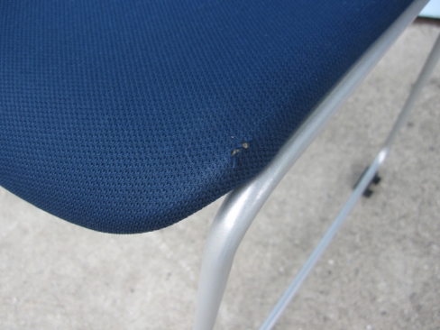 特価！　会議用チェア　破れ・ほつれ多め　ネイビー　イトーキ製エレックチェア　スタッキングチェア　KLC-620GBZ5T1B2