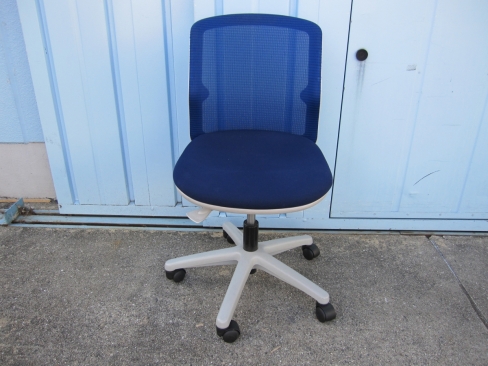 事務イス　ブルー　ウチダ製エニーザチェア　肘なし　メッシュ　ローバック